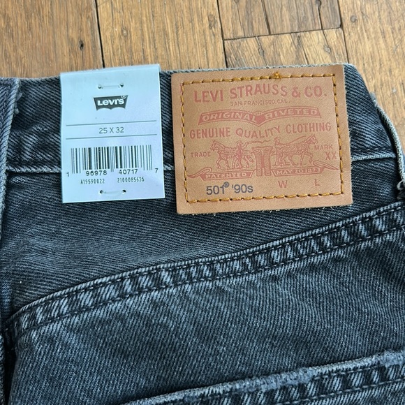 New! Levi's Black Straight Leg Jeans - Picture 4 of 5